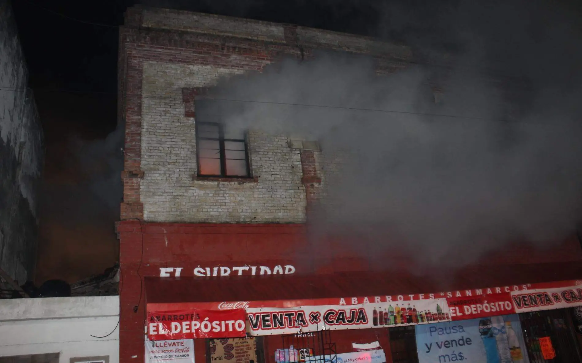 Incendio en el centro de Tampico luchan contra el fuego en bodega cercana al mercado Mario Cruces (4)